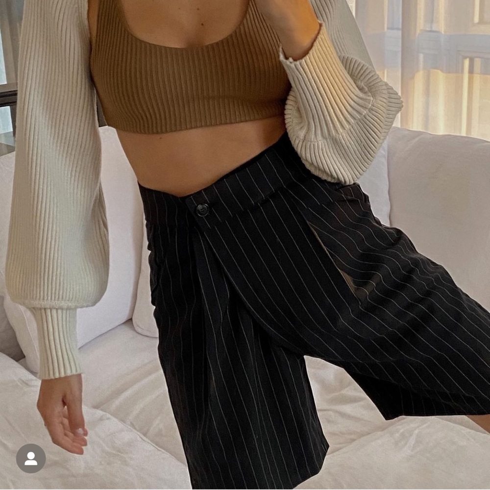 STORETS PINSTRIPE CAPRI SHORTS